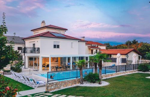 Silo Apartment | Relaxing Oceanfront Šilo Appartement Resort with Pool & Dining