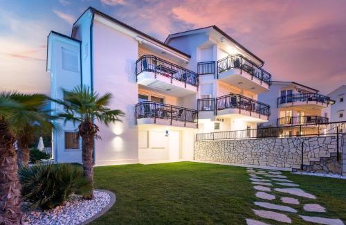 Silo Apartment | Relaxing Oceanfront Šilo Appartement Resort with Pool & Dining