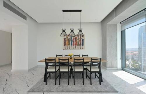 Bomonti Apartment | Modern 2 Bedroom Escape with Pool & Gym, Rated 9/10