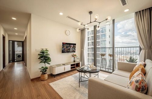 Tan Thuan Tay Apartment | Modern 3Br Apartment with Pool, Gym & Scenic Views