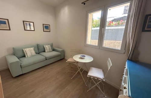 Cotignac Apartment | Charming Cool Blue Cotignac Studio - Pet Friendly Getaway!