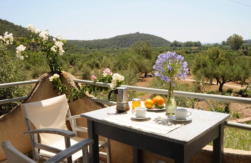 Karvelas Apartment | Relaxing Retreat with Pool, Breakfast & Kitchen Amenities