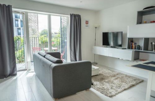 Hackney Central Apartment | Stylish Dalston Studio with Balcony and Gym, Rated 9.6