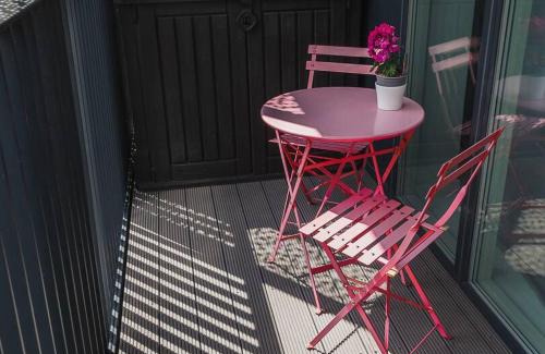 Hackney Central Apartment | Stylish Dalston Studio with Balcony and Gym, Rated 9.6
