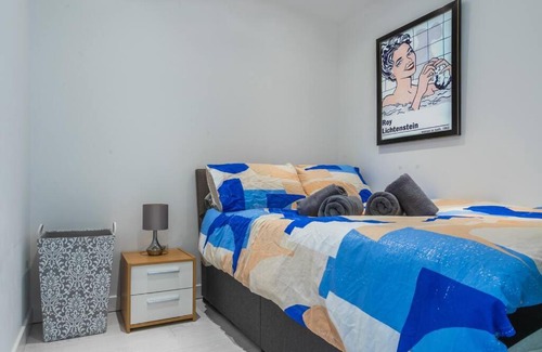 Hackney Central Apartment | Stylish Dalston Studio with Balcony and Gym, Rated 9.6