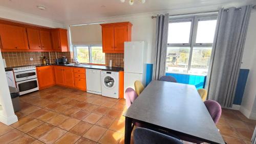 Galway City Centre Apartment | Cool Dockland Apt, sleeps 5, with parking