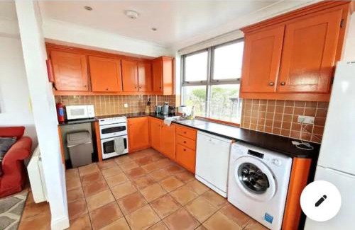 Galway City Centre Apartment | Cool Dockland Apt, sleeps 5, with parking