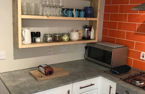 Glastonbury House | Trendy Two-Bedroom Townhouse with Family-Friendly Perks