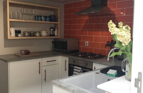 Glastonbury House | Trendy Two-Bedroom Townhouse with Family-Friendly Perks
