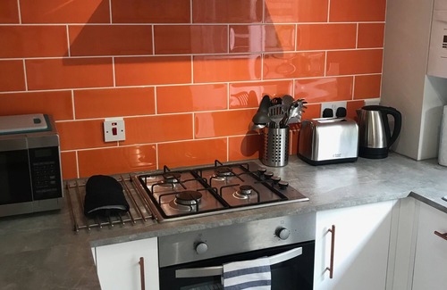 Glastonbury House | Trendy Two-Bedroom Townhouse with Family-Friendly Perks