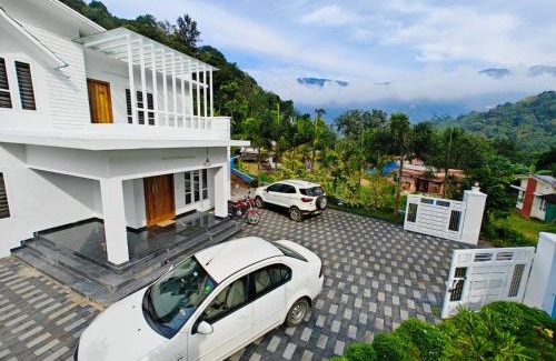 Devikolam Bed & Breakfast | Charming 5 BR Deluxe Villa in Munnar with Breakfast