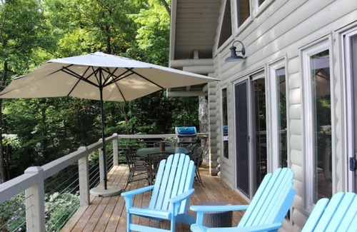 Rosman Cabin | Escape to the Mountains in a Scenic Log Home Retreat
