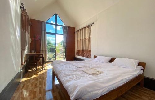 Na Hin Bed & Breakfast | Inviting Pool Bungalow with Hot Tub and Pet-Friendly Options