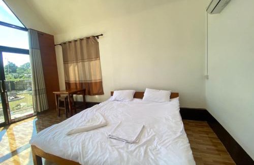 Na Hin Bed & Breakfast | Inviting Pool Bungalow with Hot Tub and Pet-Friendly Options