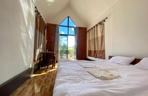 Na Hin Bed & Breakfast | Inviting Pool Bungalow with Hot Tub and Pet-Friendly Options
