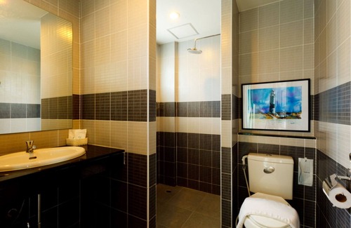 Talat Nuea Hotel | Relaxing Escape at Cool Residence with Pool & Spa