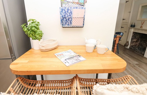 Instow Cottage | Pet-Friendly Cool Stone Cottage for Your Country Getaway