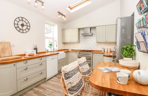 Instow Cottage | Pet-Friendly Cool Stone Cottage for Your Country Getaway