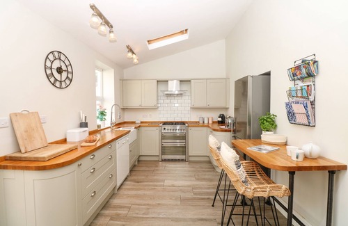 Instow Cottage | Pet-Friendly Cool Stone Cottage for Your Country Getaway