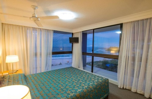Coolangatta Resort | Beachfront Paradise: Coolangatta Apartment with Spa & Pool