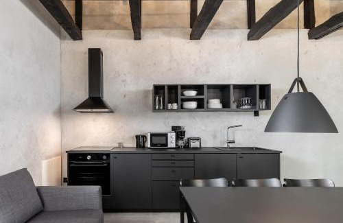 Weissensee Apartment | Cozy Black White Maisonette Near City Center, Family-Friendly