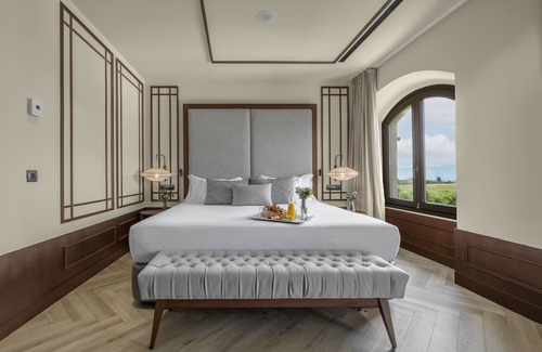 Luces Hotel | Luxurious Stay at CoolRooms Palacio de Luces - 5 Star Escape