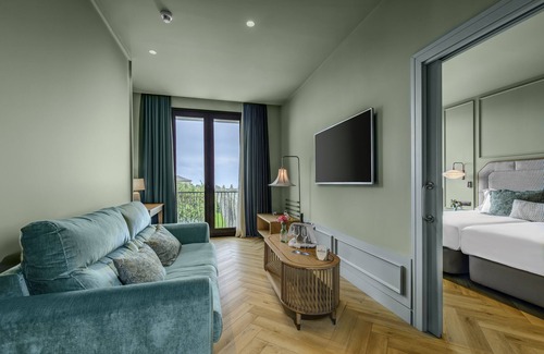 Luces Hotel | Luxurious Stay at CoolRooms Palacio de Luces - 5 Star Escape