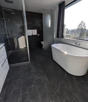 Cooma Hotel | Pet-Friendly Cooma High Country Motel with Pool & Kitchen