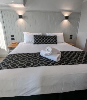 Cooma Hotel | Pet-Friendly Cooma High Country Motel with Pool & Kitchen