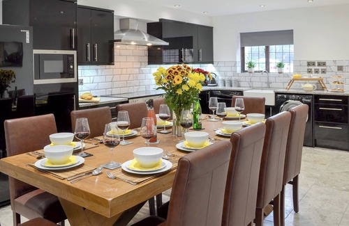 Folkestone Cottage | Relax with a Hot Tub and Cinema Room - Guest Rated 9.8