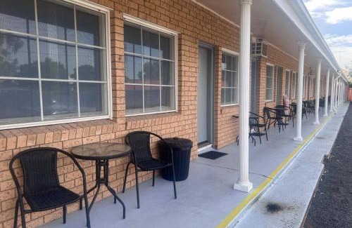Coonamble Hotel | Cozy Coonamble Motel: Pet-Friendly Stay with Kitchenette