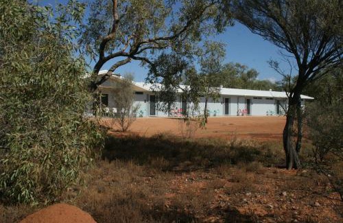 Eromanga Hotel | Cooper's Country Lodge: 9/10 Rated with Hot Tub & Breakfast