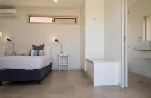 Eromanga Hotel | Cooper's Country Lodge: 9/10 Rated with Hot Tub & Breakfast