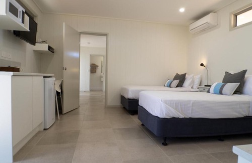 Eromanga Hotel | Cooper's Country Lodge: 9/10 Rated with Hot Tub & Breakfast