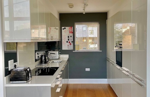 Malmesbury House | Coopers Lodge: Lakefront Retreat with Pool & Pet Friendly