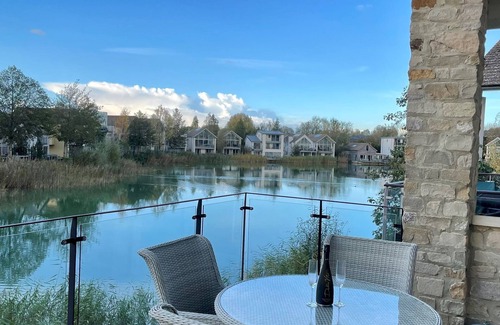 Malmesbury House | Coopers Lodge: Lakefront Retreat with Pool & Pet Friendly