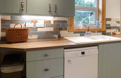Nairn Cottage | Family-Friendly COORIE DOON: Oceanfront Holiday Cottage