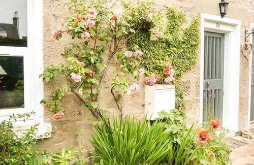 Nairn Cottage | Family-Friendly COORIE DOON: Oceanfront Holiday Cottage
