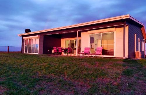 Bonney House | Relaxing Coorong Island Retreat - Pet-Friendly Farm Stay