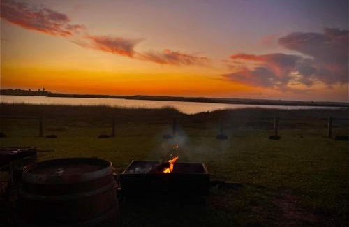 Bonney House | Relaxing Coorong Island Retreat - Pet-Friendly Farm Stay
