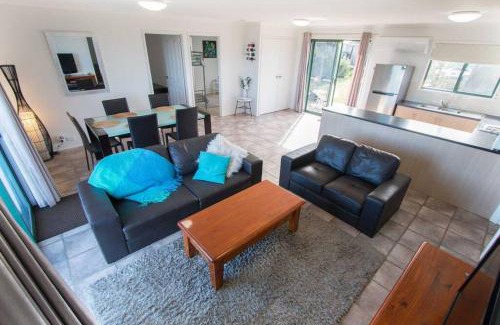 Bonney House | Oceanfront Coorong Lakeside Cottage with Amazing Reviews