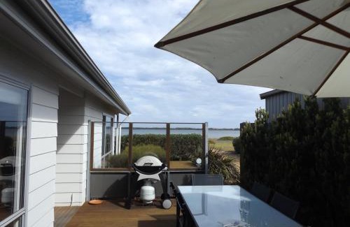 Bonney House | Experience the Coorong Waterfront Retreat with Ocean Views