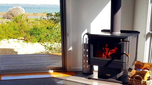Bonney House | Experience the Coorong Waterfront Retreat with Ocean Views