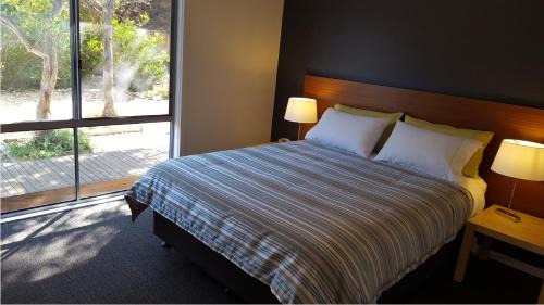 Bonney House | Experience the Coorong Waterfront Retreat with Ocean Views