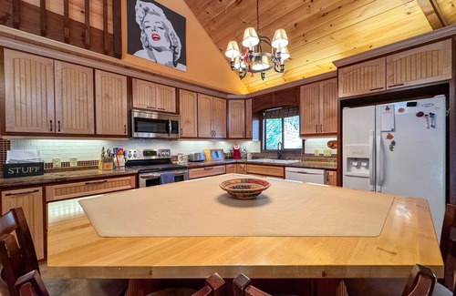 Ellijay Cabin | Pet-Friendly Coosawattee Riverfront Cabin with Hot Tub & Gazebo