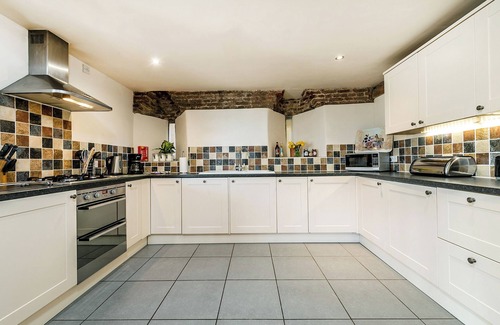 Beccles Cottage | Pet-Friendly COOT: Cozy Cottage with Spa and Hot Tub