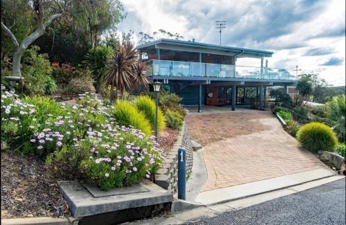 Mallacoota Apartment | Pet-Friendly Coota Views Unit for Family Getaways