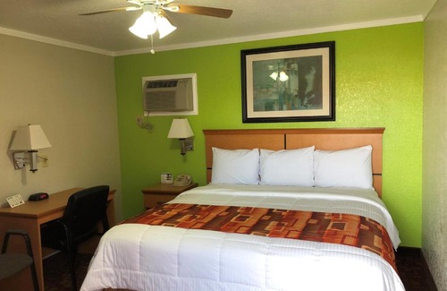 Kingman Hotel | Pet-Friendly Copa Motel with Pool & Kitchen Amenities