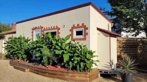 Saint-Aignan-Grandlieu House | Cozy Copacabana Tiny House with Terrace & Garden Retreat
