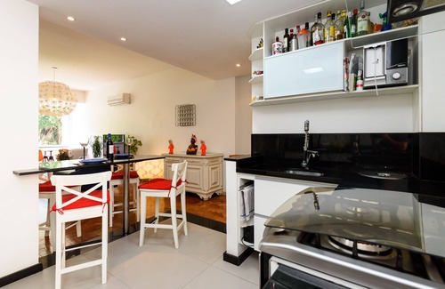 Leme Apartment | Vintage Style Copacabana Apartment Near the Beach